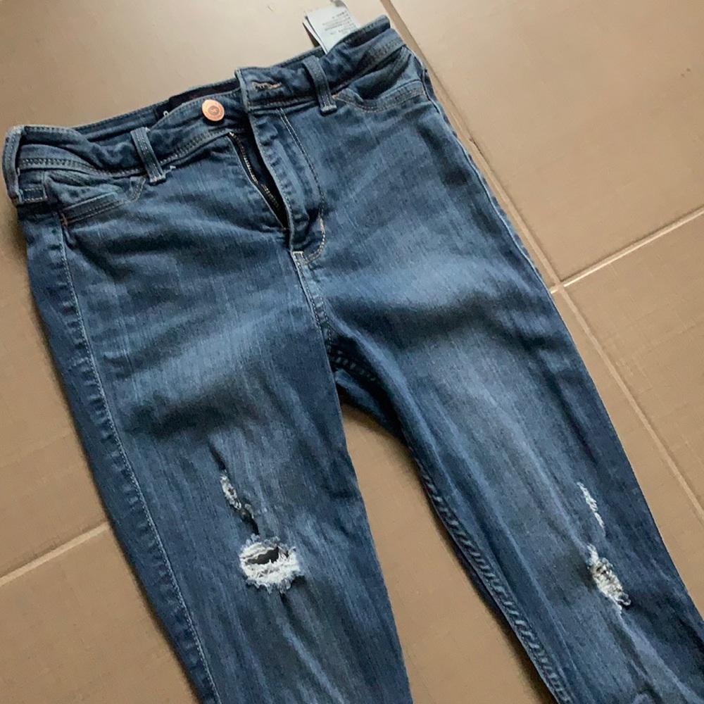 Hollister medium wash ripped high rise jean legging. Size 0. Waist 24